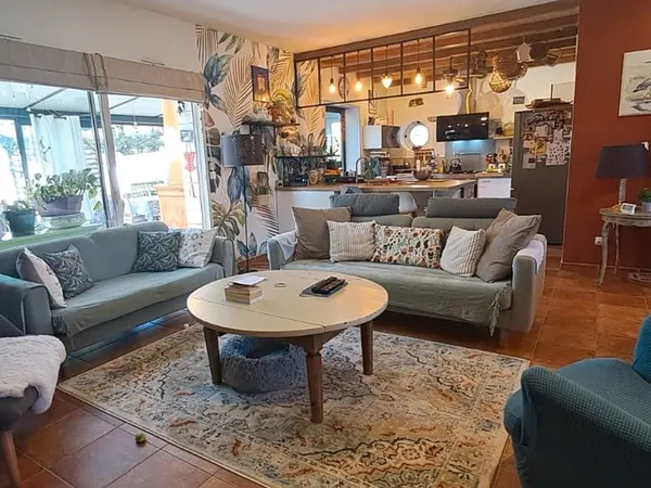 Maison convivial ,avec beaucoup d'arbres