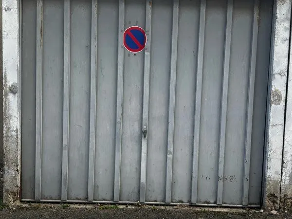 Parking box ferme - venissieux centre- proche métro D et tram T4