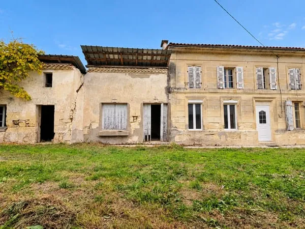 Maison en pierre à rénover 4 chambres au calme sur 4 695 m
