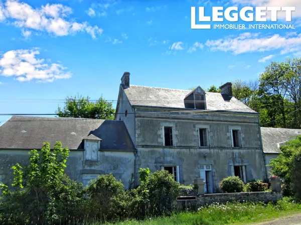Charmante maison de maître à rénover avec jardin, dépendances et terrain attenant de 2,5 ha. Beau po