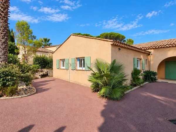 SAINT-RAPHAËL VILLA DE PLAIN-PIED AVEC JARDIN, DANS DOMAIN
