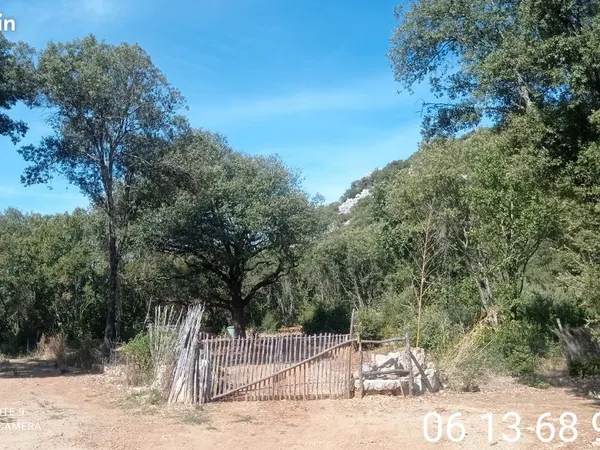 Terrain de loisirs 2000M2 clôturé EAU + électricité accès camping-car CÉVENNES