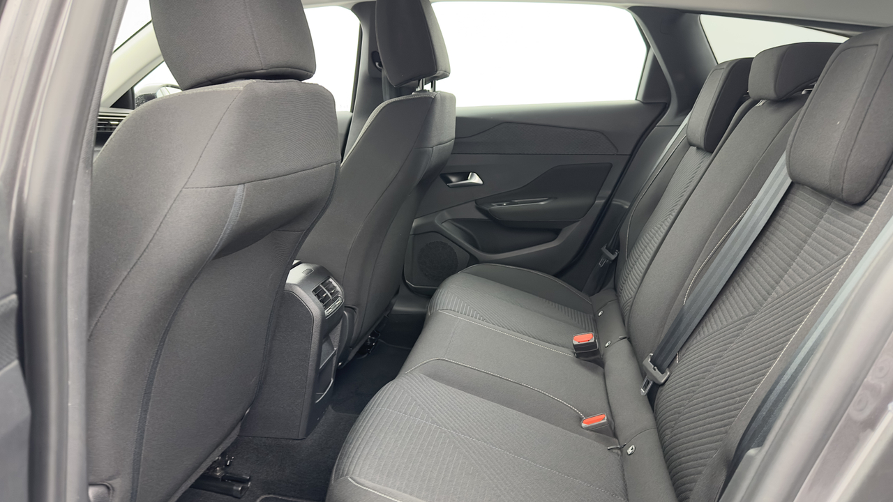 Peugeot 308 SW PHEV 180 e-EAT8 — photo 32