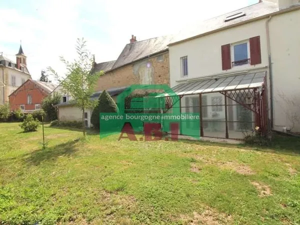 58, Saint-Saulge - Agréable maison en pierre de pays (env 110m2 hab) sur 464M2 de jardin clos.