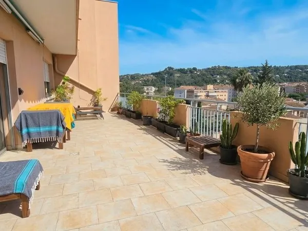 ​Studio meublé 23 m² + Superbe Terrasse 21 m² — 4e & dernier étage avec ascenseur _ Étudiant priorit