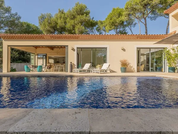 À 20 MIN DE NÎMES | ELEGANTE VILLA CONTEMPORAINE, PISCINE À DÉBORDEMENT ET T2 INDÉPENDANT