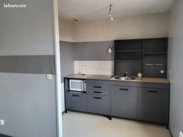 Appartement F2 au 1er étage avec place de stationnement à COULLONS