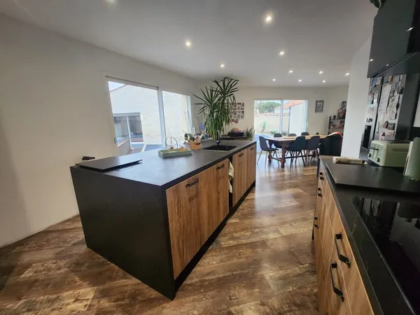 Maison en pierre rénovée avec studio indépendant, piscine et