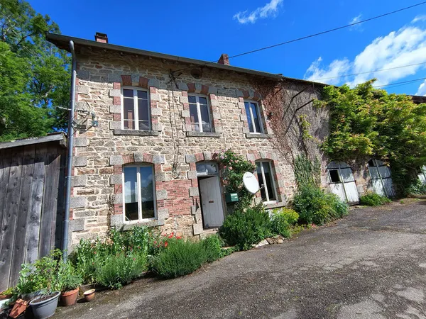 CREUSE - Maison traditionnelle en pierre avec gîte d'accueil et superbe vue sur la campagne, sur un 