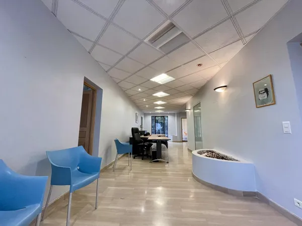 À LOUER : Local professionnel de 200m² à Vence – Idéal pour grande entreprise, cabinet médical, regr
