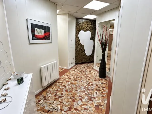 Local commercial 1 pièce 93 m²