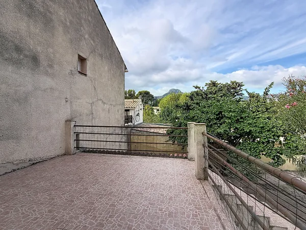 Maison de village composée de deux appartements à vendre à Aubagne - Secteur Napollon