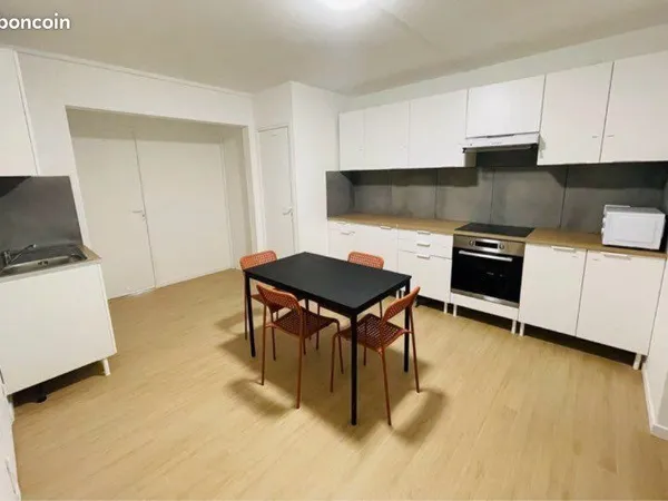 Chambre meublée en colocation