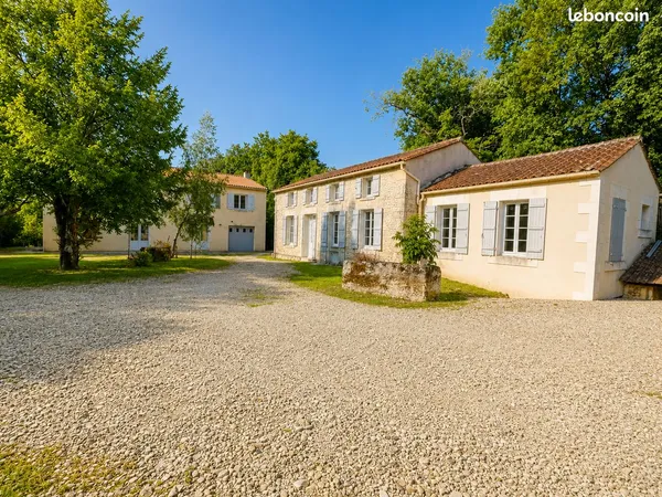 Maison + maison annexe - 155 m² - Terrain 2 445 m² - Saint-Brice (16100)