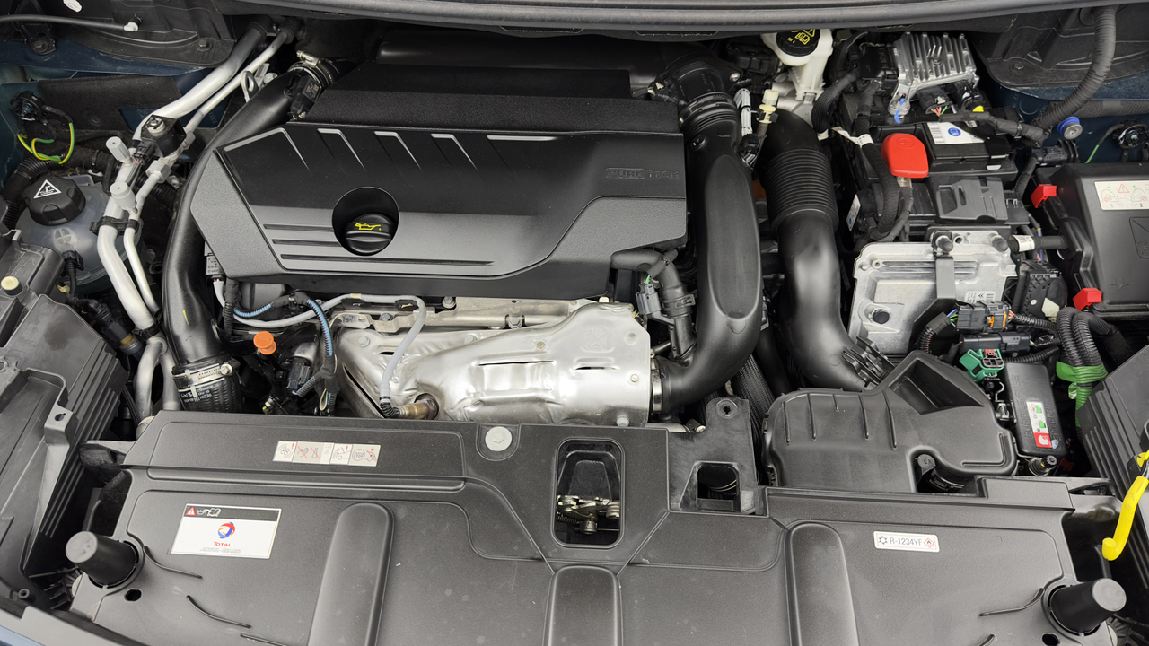Peugeot 3008 Hybrid 225 e-EAT8 — photo 10