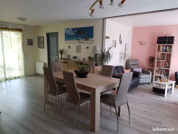 Maison de plain pied avec terrain clos et sans vis-à-vis - 3 chambres - environnement calme et reche
