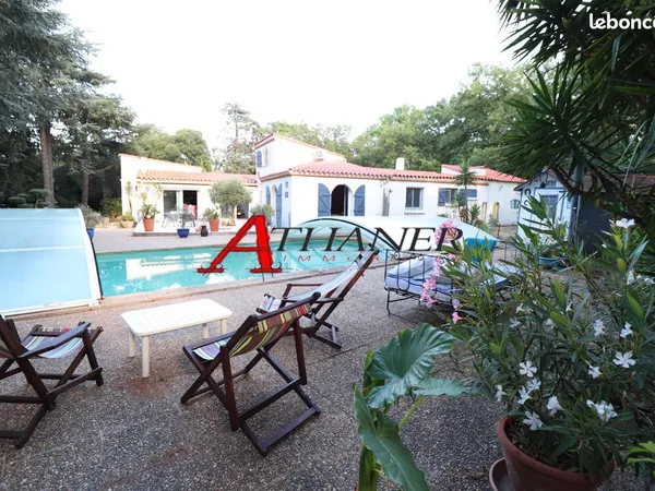 Villa 7 pièces 243 m²