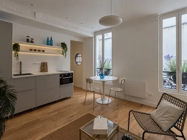 Quartier Lorette-Marthyrs, petit deux pièces en rez-de-chaussée sur cour