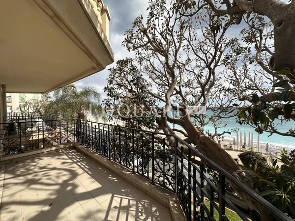 Dans résidence de luxe, deux pièces avec grande terrasse,  belle vue mer,  cave et parking en sous-s