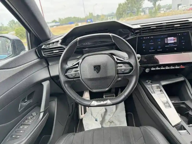 Peugeot 408 phev 180 e-eat8 — photo 9
