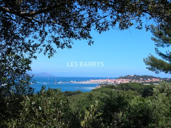 Villa de luxe à vendre GASSIN, plus de 500 m2, 7 suites, piscine à débordement et vue mer. Vente con