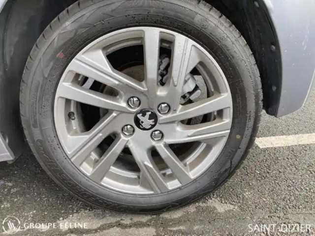 Peugeot 208 1.2 puretech 100ch s&amp;s roadtrip 118g — photo 11