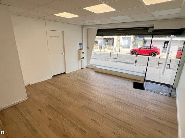 Local professionnel 23 m² avec vitrine — Idéal tertiaire ou libéral