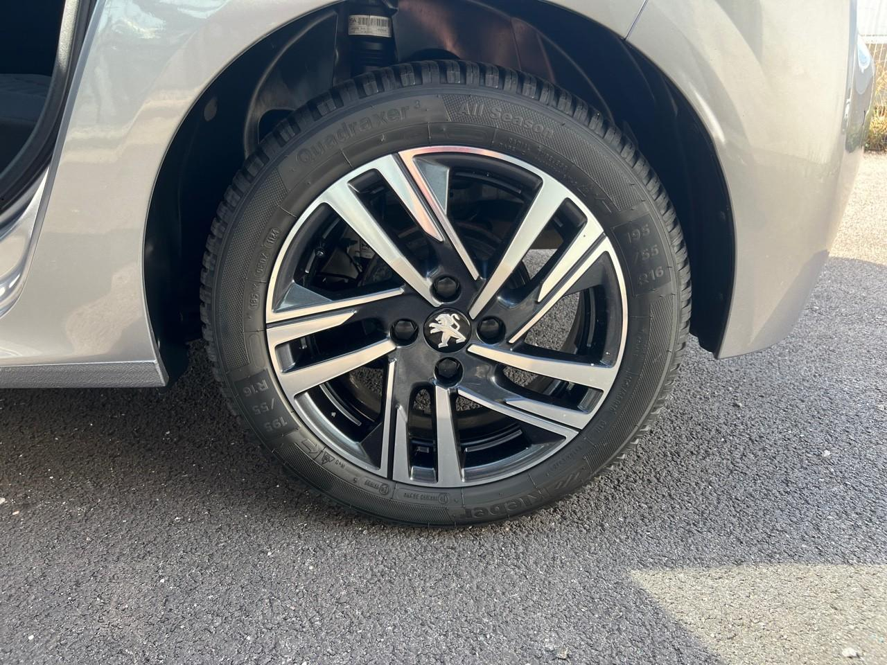 Peugeot 208 puretech 100 s&s bvm6 style — photo 11
