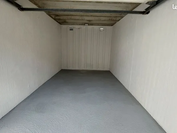 Garages individuels fermés - Trappes centre et gare - 150 /mois