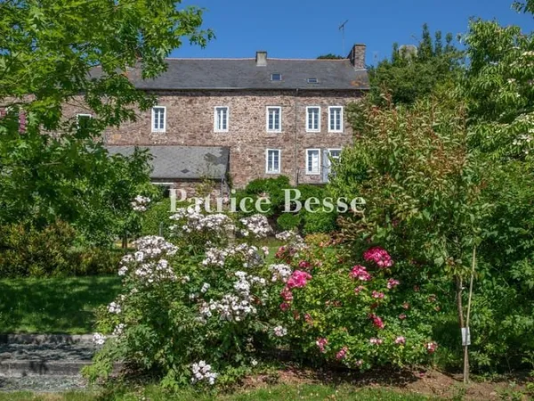 Au sein d'une petite cité de caractère bretonne à l'esprit vénitien, une demeure du 19e s., restauré