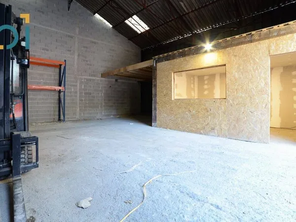 Entrepôt 135 m²