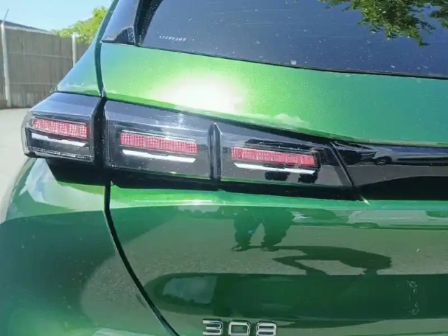 Peugeot 308 phev 180 e-eat8 — photo 17