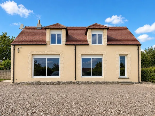 Maison familiale avec 4 chambres et mezzanine.