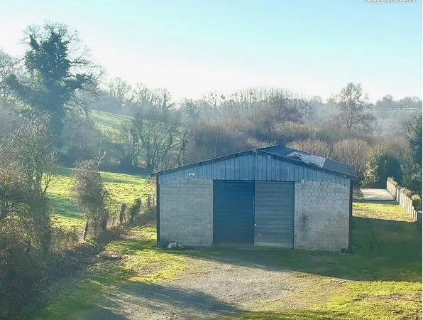 Terrain 2500 m² avec hangar