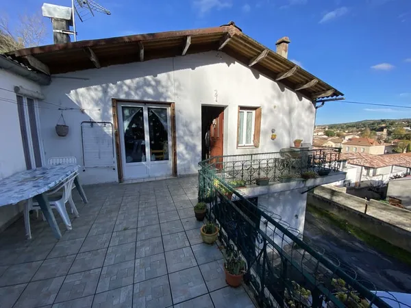 Limoux, Ensemble immobilier avec garages et dépendances