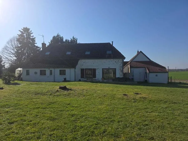 Idéal gîte ou projet familial, 2 maisons rénovées sur près de 1ha de terrain à la campagne