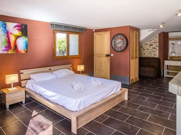 Grand studio 42m² en rez de jardin, terrasse ,parking ,charges comprise