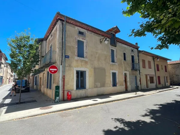 APPARTEMENT RDC REVEL SITUE EN CENTRE VILLE AVEC PLACE DE PA