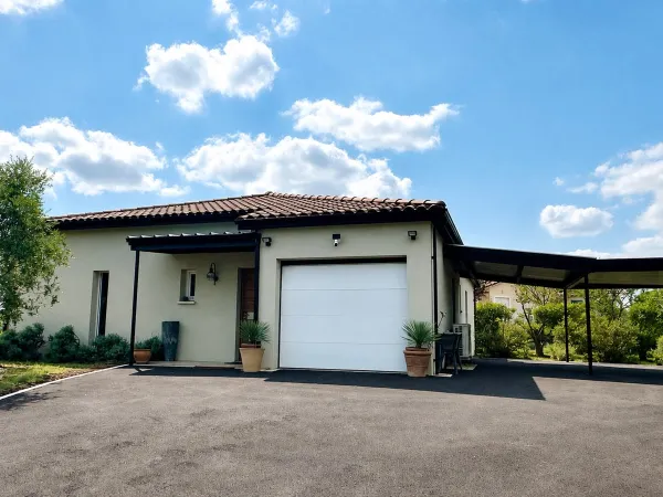 Maison moderne d'environ 110m2+piscine+ garage et carports