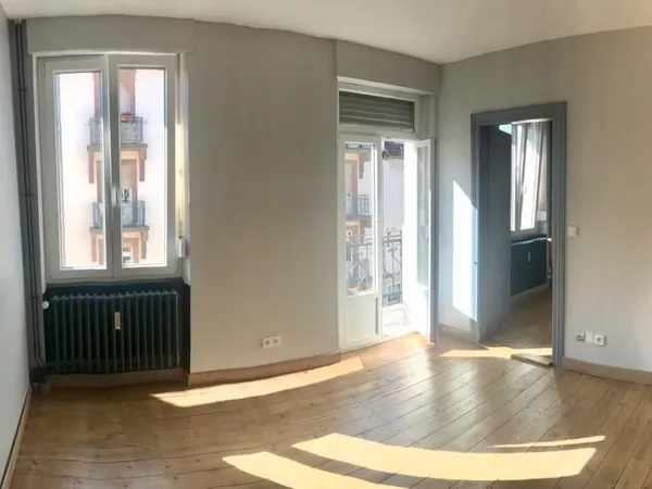 Loue appartement 3 pièces 950 ch. Comprises
