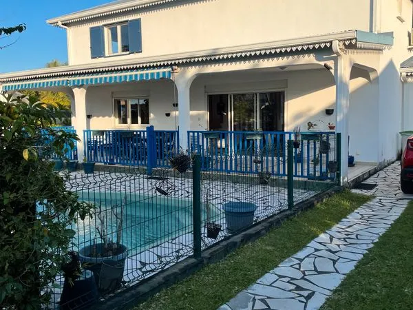 A louer spacieuse villa 230m² avec piscine Saint Benoît