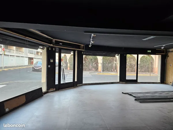 Location local commercial de 63m2 ville de Saint-Raphaël