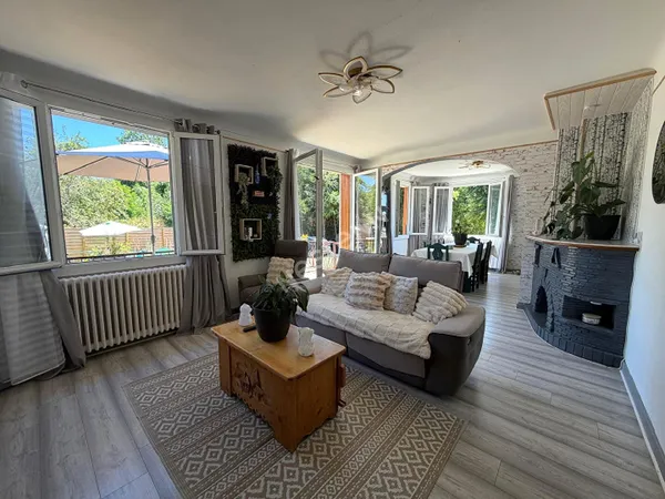 Propriété rénovée composée d'une habitation 5 chambres et d'un studio sur plus de 1 500 m² de terrai