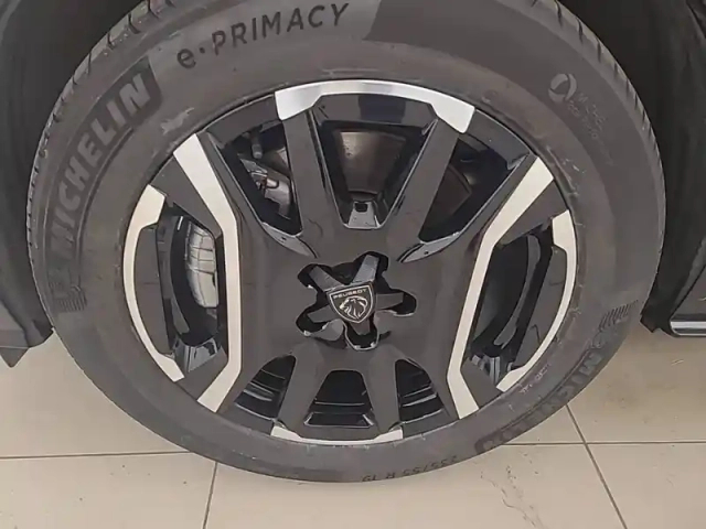 Peugeot 5008 electrique 210 ch 73 kwh — photo 13
