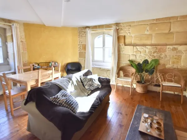 VENDS BORDEAUX PLACE ST PIERRE GRAND T2 53m2 LUMINEUX A Réno