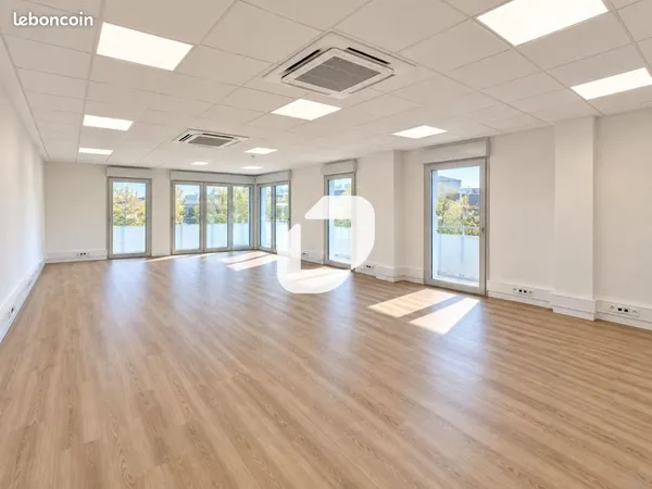 Bureau 904 m²