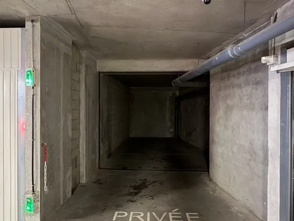 Place double en parking sous vidéosurveillance
