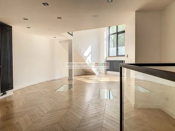 BUREAUX EN LOFT FACE AU PARC DES BUTTES-CHAUMONT