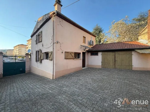 Maison de ville de 65m² habitable à rénover avec terrain de 276m²