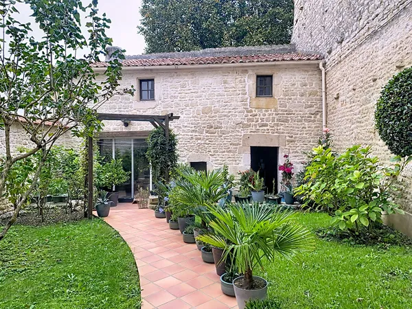 Maison de ville avec vitrine commerciale, 3 chambres, jardin et dépendances au coeur de la ville de 